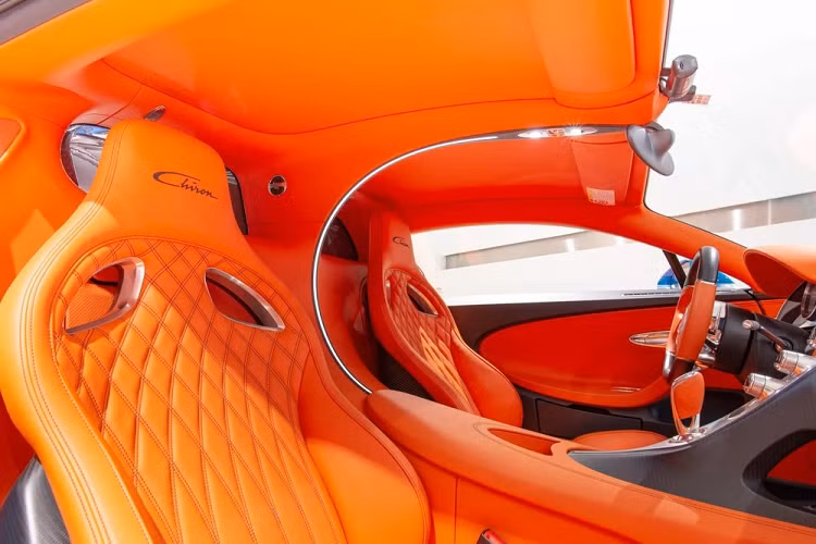 Bên trong khoang lái chiếc xe Bugatti Chiron có nội thất màu cam đang là trào lưu cho khoang lái của không ít siêu xe, xe siêu sang và SUV hạng sang. Bugatti Chiron được sản xuất 500 chiếc trên toàn thế giới và có giá bán 2,5 triệu đô la nhung khi về Việt Nam sẽ đắt hơn nhiều lần.
