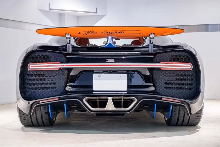 Những hình ảnh về siêu xe triệu đô megacar Bugatti Chiron "nhăm nhe" về Việt Nam được 1 người mới mang McLaren Senna thứ 2 về nước chia sẻ cho thấy ngoại thất xe có 2 màu sơn là xanh dương nửa thân trước và nửa thân sau màu đen. Một số góc ảnh còn cho thấy màu xanh dương này còn có thêm kim tuyến.