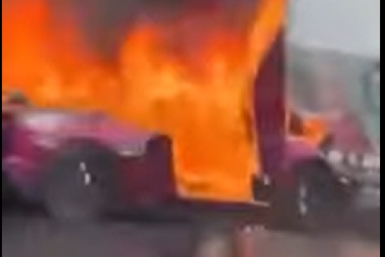 Nhận được tin báo, lực lượng cứu hỏa đã lập tức có mặt để dập lửa. Sau khi ngọn lửa được khống chế, chiếc siêu xe Lamborghini Aventador SVJ đã bị hư hỏng hoàn toàn. Trong khi đó, chiếc Mazda CX-5 bị biến dạng toàn bộ phần đầu xe.