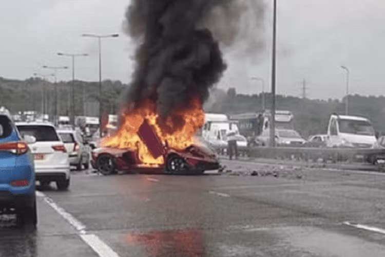 Theo thông tin ban đầu, khi đang tiến vào giao lộ, chiếc Lamborghini Aventador SVJ va chạm với Mazda CX-5. Sau cú va chạm vào sườn bên trái, chiếc siêu xe này đã bất ngờ bốc cháy. Ngọn lửa nhanh chóng bùng lên, khiến Lamborghini Aventador SVJ cháy rụi - được biết giá siêu xe này khoảng 270.000 Bảng Anh (khoảng 7,42 tỷ đồng).