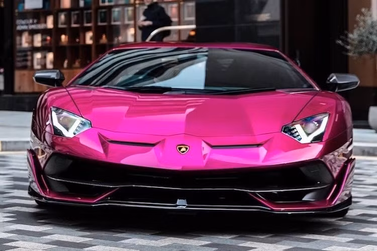 Theo ngôi sao mạng xã hội này, đây là chiếc Aventador SVJ do bộ phận Ad Personam của hãng Lamborghini chế tạo theo yêu cầu. Do đó, đây là chiếc Lamborghini Aventador SVJ có một không hai trên thế giới. Điểm nhấn của chiếc siêu xe này là màu sơn ngoại thất tím hồng Viola Ashifa, được đặt tên theo mẹ của Iqbal.