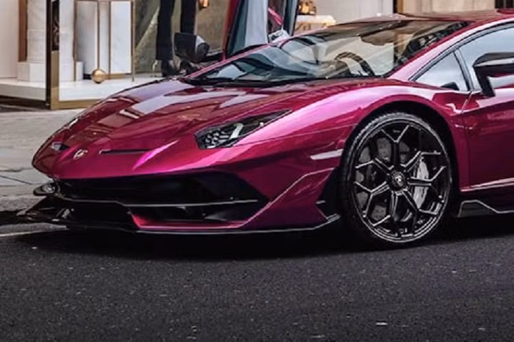 Vào thời điểm đó, Iqbal không có mặt tại Anh nên không lái chiếc siêu xe này. Vụ tai nạn đã khiến lực lượng chức năng phải tạm thời phong tỏa đường M62 để khám nghiệm hiện trường và điều tra, làm rõ nguyên nhân.