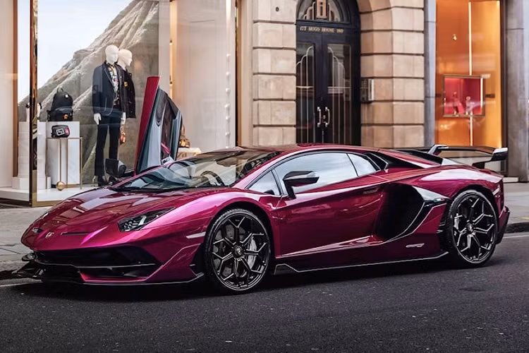 Sau vụ tai nạn, đại diện của công ty Platinum Executive Travel cho biết: "Đây đúng là một trong những chiếc xe của chúng tôi. Chúng tôi không muốn nói gì thêm về vụ việc này". Trước khi vụ tai nạn xảy ra, Iqbal đã thường xuyên đăng ảnh chiếc siêu xe Lamborghini Aventador SVJ của mình lên mạng xã hội.