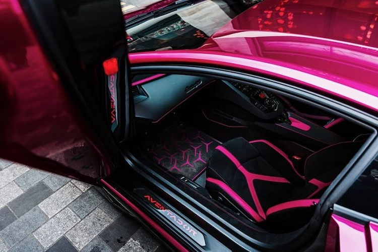 Màu này cũng được dùng làm điểm nhấn cho khu vực nội thất của xe. Được biết, ngoài Aventador SVJ, CEO trẻ tuổi này còn sở hữu một chiếc Lamborghini Huracan sơn màu tím hồng tương tự. Trong một video đăng lên YouTube vào năm 2019, Iqbal từng cho biết chiếc Lamborghini Aventador SVJ này là xe cá nhân. "Tôi sẽ không cho thuê chiếc xe này. Đây là cục cưng của tôi. Tôi rất nóng lòng chờ ngày được nhận xe", Iqbal nói trong đoạn video.