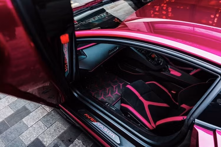 Màu này cũng được dùng làm điểm nhấn cho khu vực nội thất của xe. Được biết, ngoài Aventador SVJ, CEO trẻ tuổi này còn sở hữu một chiếc Lamborghini Huracan sơn màu tím hồng tương tự. Trong một video đăng lên YouTube vào năm 2019, Iqbal từng cho biết chiếc Lamborghini Aventador SVJ này là xe cá nhân. "Tôi sẽ không cho thuê chiếc xe này. Đây là cục cưng của tôi. Tôi rất nóng lòng chờ ngày được nhận xe", Iqbal nói trong đoạn video.