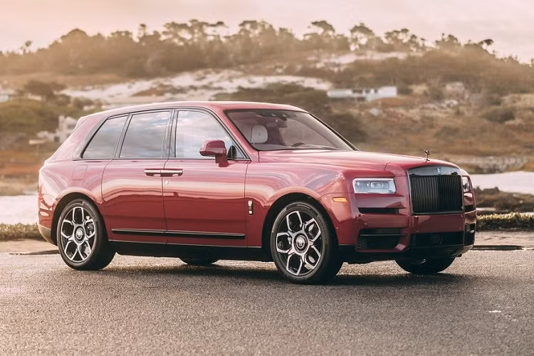 Thứ hai là chiếc Rolls-Royce Cullinan Black Badge với màu sơn ngoại thất hồng Forbidden Pink. Có vẻ như hãng Rolls-Royce một lần nữa muốn nhấn mạnh rằng phiên bản Black Badge không có nghĩa là chỉ sơn màu đen. Nội thất bên trong chiếc Rolls-Royce Cullinan Black Badge này cũng không hề được bọc màu đen.