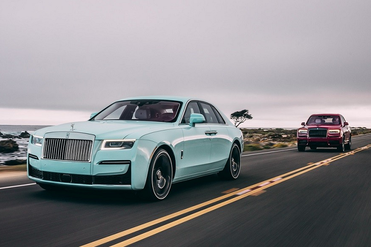 Ngoài Phantom Series II 2023, hãng Rolls-Royce còn trưng bày 2 mẫu xe đặc biệt trong sự kiện Monterey Car Week năm nay. Đầu tiên là chiếc Rolls-Royce Ghost với màu sơn xanh Sagano Green nổi bật. Theo hãng xe Anh quốc, chiếc xe này được sơn 6 lớp bên ngoài với những hạt màu siêu nhỏ nhằm tạo ra ánh sáng đa chiều. Theo ông Simms, hãng Rolls-Royce còn trộn vàng, bạc và thậm chí cả kim cương tán nhỏ vào màu sơn của chiếc Ghost này.
