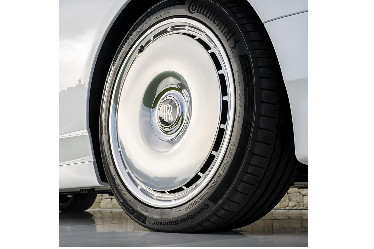 Thay đổi tiếp theo của Rolls-Royce Phantom Series II 2023 chính là vành la-zăng. Khi mua mẫu sedan siêu sang này, khách hàng có thể chọn các loại vành la-zăng khác nhau. Một trong số đó có vành la-zăng thiết kế dạng đĩa đặc với đường kính lên đến 22 inch. Vành được làm bằng thép không gỉ sáng bóng và có thiết kế đậm chất cổ điển, lấy cảm hứng từ xe ra đời trong thập niên '20.