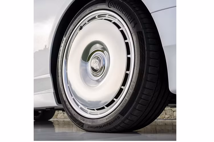 Thay đổi tiếp theo của Rolls-Royce Phantom Series II 2023 chính là vành la-zăng. Khi mua mẫu sedan siêu sang này, khách hàng có thể chọn các loại vành la-zăng khác nhau. Một trong số đó có vành la-zăng thiết kế dạng đĩa đặc với đường kính lên đến 22 inch. Vành được làm bằng thép không gỉ sáng bóng và có thiết kế đậm chất cổ điển, lấy cảm hứng từ xe ra đời trong thập niên '20.