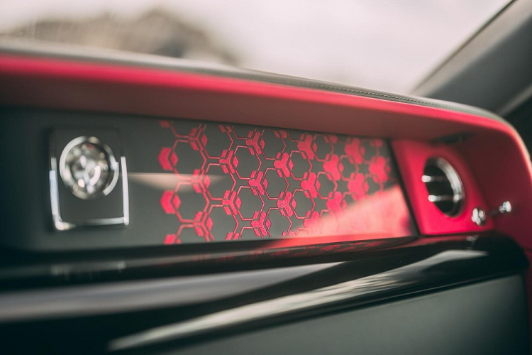 Nằm bên dưới nắp ca-pô của Rolls-Royce Phantom Series II 2023 tiếp tục là động cơ xăng V12, tăng áp kép, dung tích 6.75L mạnh mẽ. Động cơ tạo ra công suất tối đa 563 mã lực và mô-men xoắn cực đại 900 Nm. Dù không mang đến cảm giác lái thể thao nhất nhưng Rolls-Royce Phantom Series II 2023 lại khiến người ngồi trên xe như đang được trải nghiệm "thảm bay thần kỳ" trong truyện cổ tích.