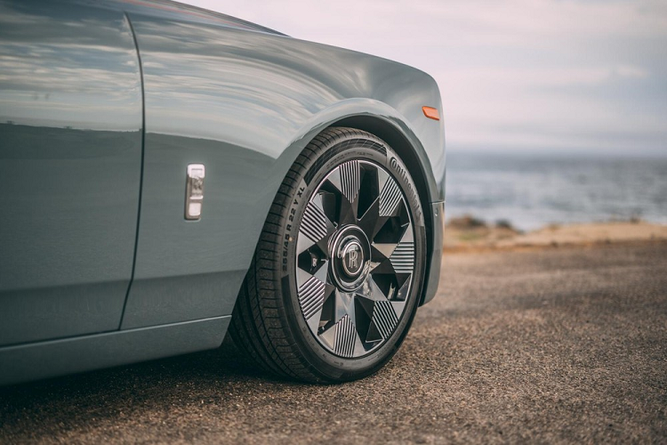 Chiếc Rolls-Royce Phantom Series II 2023 xuất hiện trong sự kiện Monterey Car Week được gọi bằng cái tên Maverick. Xe được sơn màu xám đậm phối đen và dùng bộ vành đa chấu sơn 2 màu thể thao. Bên trong xe còn xuất hiện chi tiết trang trí The Gallery màu đỏ ấn tượng. "Maverick cho thấy dòng xe Phantom có thể thích ứng với thời đại mới như thế nào", ông Johathan Simms, Giám đốc bộ phận Bespoke của hãng Rolls-Royce, phát biểu.