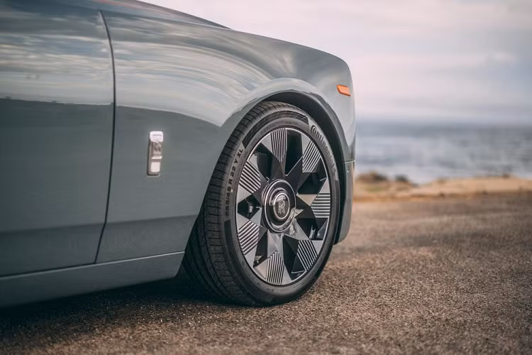 Chiếc Rolls-Royce Phantom Series II 2023 xuất hiện trong sự kiện Monterey Car Week được gọi bằng cái tên Maverick. Xe được sơn màu xám đậm phối đen và dùng bộ vành đa chấu sơn 2 màu thể thao. Bên trong xe còn xuất hiện chi tiết trang trí The Gallery màu đỏ ấn tượng. "Maverick cho thấy dòng xe Phantom có thể thích ứng với thời đại mới như thế nào", ông Johathan Simms, Giám đốc bộ phận Bespoke của hãng Rolls-Royce, phát biểu.