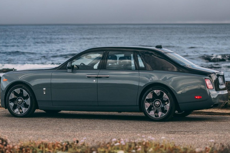 Ngoài ra, Rolls-Royce Phantom Series II 2023 còn có những chi tiết màu tối tùy chọn như lưới tản nhiệt hay viền kính chắn gió. Những chi tiết này giúp xe trông thể thao và ấn tượng hơn. Trừ những thay đổi trên, Rolls-Royce Phantom Series II 2023 vẫn giữ nguyên thiết kế và trang bị như cũ. Điều này không có gì bất ngờ vì hãng Rolls-Royce muốn duy trì vẻ đẹp trường tồn với thời gian của mẫu xe siêu sang này.