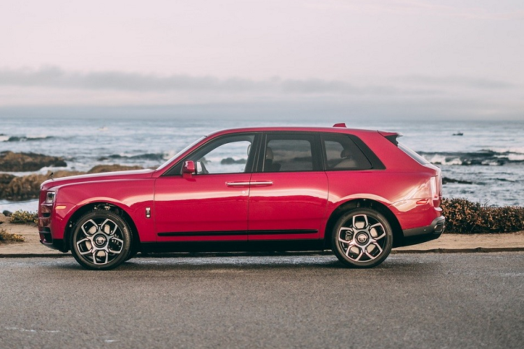 Thay vào đó, hãng Rolls-Royce dùng những chất liệu màu trắng Grace White, xám Cashmere Grey và vàng chanh Lime Green cho nội thất của xe. Đáng tiếc là hiện giá xe Rolls-Royce Phantom Series II 2023 vẫn chưa được công bố.