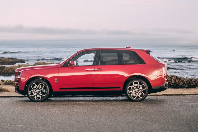 Thay vào đó, hãng Rolls-Royce dùng những chất liệu màu trắng Grace White, xám Cashmere Grey và vàng chanh Lime Green cho nội thất của xe. Đáng tiếc là hiện giá xe Rolls-Royce Phantom Series II 2023 vẫn chưa được công bố.