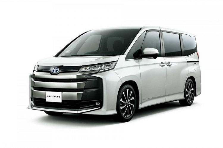 Tương tự các thế hệ trước, Toyota Voxy 2022 cũng có thiết kế ngoại thất hầm hố hơn người anh em Noah. Có thể thấy rõ điều này qua thiết kế lưới tản nhiệt không viền cỡ lớn, kéo dài xuống gần hết cản trước. Nối liền với lưới tản nhiệt là cụm đèn pha LED và hai khe gió nằm dọc. Bao quanh những chi tiết này là nẹp mạ crôm sáng bóng, nối liền với cánh lướt gió bên dưới.