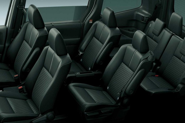 Để mang đến sự tiện lợi cho người dùng, cặp đôi MPV rẻ hơn Toyota Alphard còn có cửa trượt bên sườn và cửa cốp tích hợp cảm biến đá chân. Người dùng chỉ cần khua chân bên dưới cửa là có thể mở ra mà không cần dùng tay.