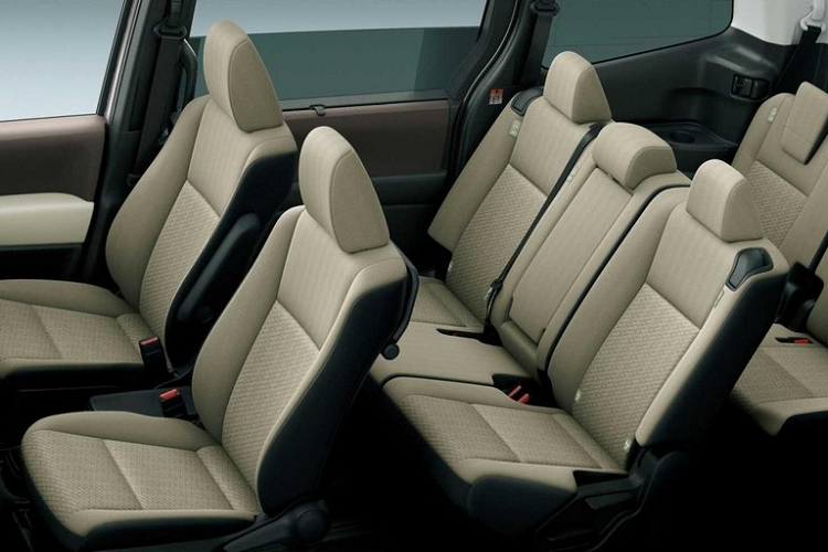 Đặc biệt, cửa cốp sau của xe còn có cơ chế mở theo ý muốn. Theo hãng Toyota, đây là 2 mẫu xe đầu tiên trên thế giới có cửa cốp như thế này. Nhờ đó, cửa cốp có thể dừng ở bất kỳ vị trí nào khi đang mở. Tính năng này sẽ rất hữu dụng trong trường hợp không gian phía sau xe bị hạn chế. Tùy vào phiên bản của Toyota Voxy và Noah 2022, khách hàng có thể dùng tay hoặc nút bấm trên xe để mở cửa cốp theo ý muốn.