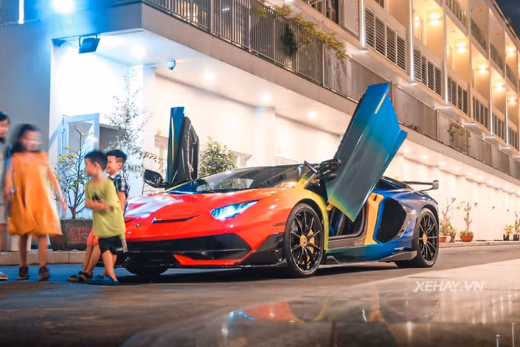 Và lần "thay áo" này có lẽ là lần gây ấn tượng nhất, bởi lớp dán decal mới của siêu xe Lamborghini Aventador SVJ hội tụ tới 7 sắc màu rực rỡ (đỏ, vàng, cam, xanh lá, xanh dương, xanh da trời, tím) và hoàn thiện trong hiệu ưng loang màu độc đáo.