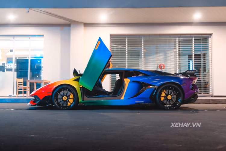 Đây chính là chiếc Lamborghini Aventador SVJ của Phan Công Khanh - một người chơi xe và buôn bán siêu xe, xe sang có tiếng ở Sài Gòn. Được biết, xe được hoàn thiện gấp rút để cùng chủ nhân đi Đà Lạt ngay trong đêm.