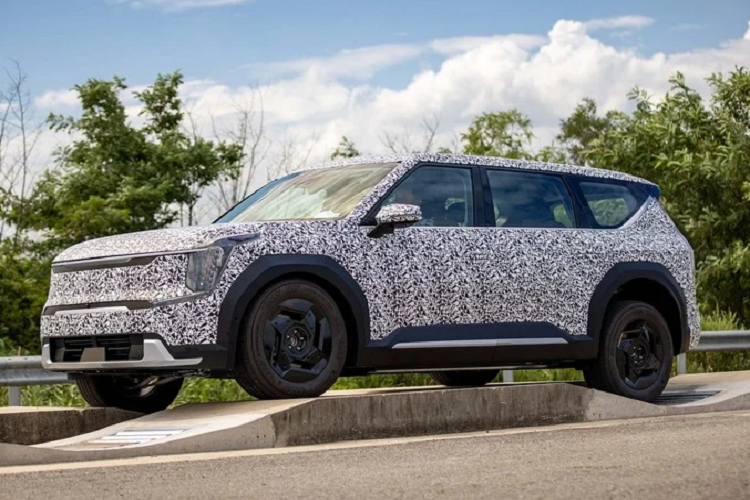 Nếu vẫn giữ nguyên kích thước của bản concept, thì chiếc Kia EV9 sẽ dài khoảng 4,93 m, ngắn hơn một chút so với Kia Telluride hiện tại về tổng thể, nhưng lại có chiều dài cơ sở dài hơn là 3,1 m.