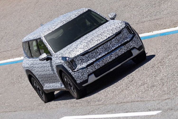 So với mẫu Concept được giới thiệu hồi năm ngoái thì phiên bản thương mại Kia EV9 2023 chạy điện này có thiết kế rất giống, từ hình dạng tổng thể đến các vòm bánh xe, đường gấp khúc cửa sổ phía sau theo phong cách AMC Gremlin, thậm chí cả cách bố trí lưới tản nhiệt và đèn pha ma trận dường như không thay đổi.