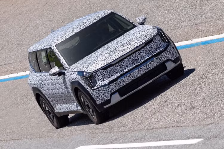 So với mẫu Concept được giới thiệu hồi năm ngoái thì phiên bản thương mại Kia EV9 2023 chạy điện này có thiết kế rất giống, từ hình dạng tổng thể đến các vòm bánh xe, đường gấp khúc cửa sổ phía sau theo phong cách AMC Gremlin, thậm chí cả cách bố trí lưới tản nhiệt và đèn pha ma trận dường như không thay đổi.