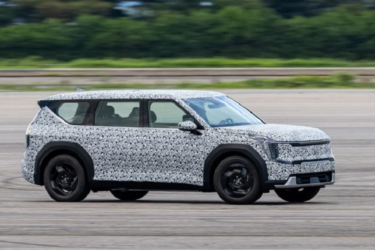 Có điều cửa là dạng mở thông thường và tay nắm làm ẩn nhưng vẫn có thể nhìn thấy được, xe vẫn sử dụng gương chiếu hậu chứ không phải là hệ thống camera thời gian thực như ở bản Concept. Hình ảnh ở đuôi xe vẫn chưa có nhưng mình tin rằng nhà sản xuất Hàn Quốc sẽ không làm mọi người thất vọng.