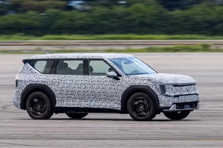 Có điều cửa là dạng mở thông thường và tay nắm làm ẩn nhưng vẫn có thể nhìn thấy được, xe vẫn sử dụng gương chiếu hậu chứ không phải là hệ thống camera thời gian thực như ở bản Concept. Hình ảnh ở đuôi xe vẫn chưa có nhưng mình tin rằng nhà sản xuất Hàn Quốc sẽ không làm mọi người thất vọng.