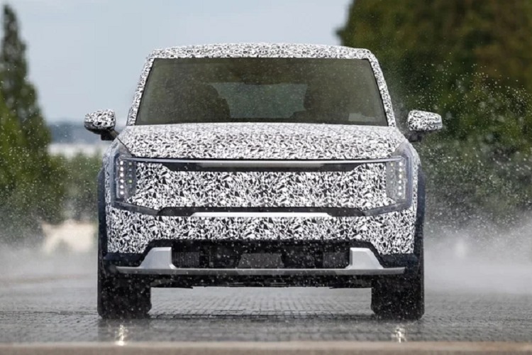 Chiếc Kia EV9 2023 mới đã được chụp lại khi đang trên đường thử, mặc dù ngoại hình đã được ngụy trang nhưng vẫn dễ dàng thấy rõ được thiết kế hiện đại của xe.