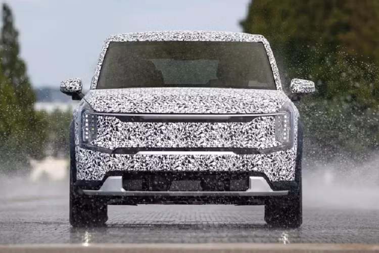 Chiếc Kia EV9 2023 mới đã được chụp lại khi đang trên đường thử, mặc dù ngoại hình đã được ngụy trang nhưng vẫn dễ dàng thấy rõ được thiết kế hiện đại của xe.