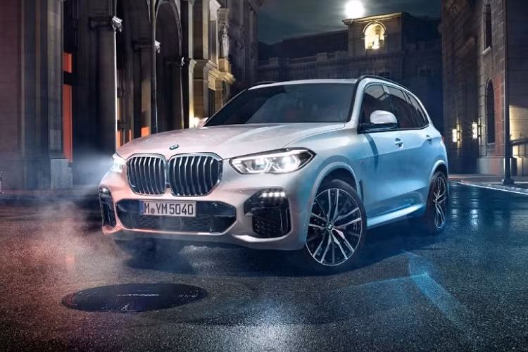 Trước đó, ngày 5/12/2022, THACO Auto đã ký kết thỏa thuận hợp tác cùng BMW để chuyển sang lắp ráp các mẫu xe 3 Series, 5 Series, X3 và X5 tại Việt Nam. Đến nay, cả 4 mẫu xe lắp ráp đều đã được đưa về đại lý. Theo thông tin các tư vấn viên cung cấp, giá bán của xe lắp ráp trong nước rẻ hơn từ 70 triệu cho đến 770 triệu đồng so với xe nhập khẩu.