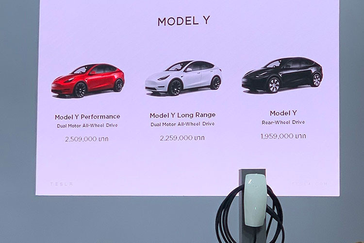 Xe được bảo hành 4 năm hoặc 80.000 km, tùy điều kiện nào đến trước. Trong khi đó, pin và hệ truyền động của xe được bảo hành 8 năm hoặc 160.000 km ở bản RWD và 192.000 km ở 2 bản còn lại. Tại Thái Lan, Tesla Model Y sẽ là đối thủ của BMW X3, Mercedes-Benz GLC, Volvo XC60 và Toyota bZ4X.