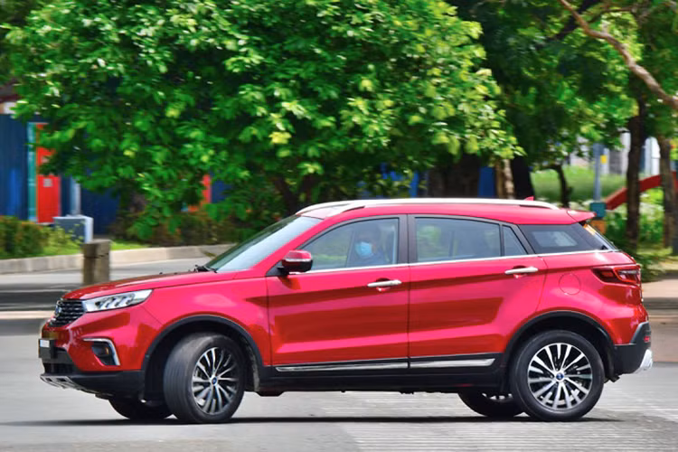 Nội thất xe thiết kế trẻ trung, hiện đại và cao cấp. Các trang bị gồm; hệ thống màn hình giải trí kích thước 10 inch có kết nối SYNC 3 và điện thoại thông minh, các cổng sạc USB, sạc không dây trên bản cao cấp, toàn bộ ghế ngồi bọc da kèm chức năng chỉnh điện ở hàng ghế trước, âm thanh 8 loa, gương chiếu hậu chống chói, điều hoàn tự động... .