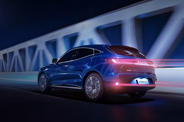 Dongfeng Seres SF5 có kích thước chiều dài 4.700 mm, chiều rộng 1.930 mm, chiều cao 1.625 mm và chiều dài cơ sở 2.875 mm.