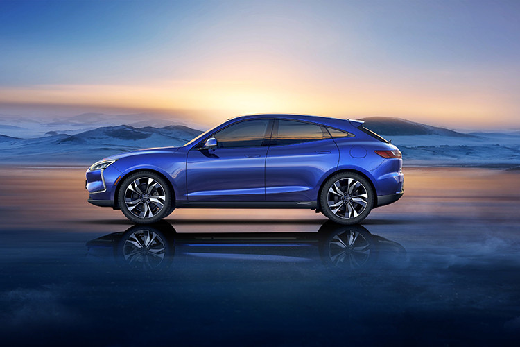 Tại thị trường quê nhà Trung Quốc, Dongfeng Seres SF5 chạy điện được giới thiệu với hai động cơ điện - một động cơ điện không đồng bộ SEP200 ở phía trước có công suất 342 mã lực.