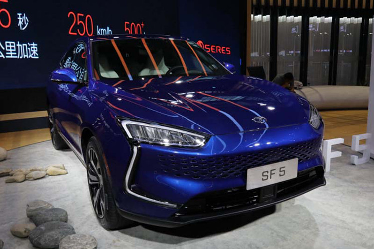 Các tính năng an toàn chủ động tiêu chuẩn bao gồm: kiểm soát hành trình thích ứng, cảnh báo va chạm phía trước, phanh khẩn cấp tự động, căn giữa làn đường,… Mức giá xe Dongfeng Seres SF5 cho thị trường Đông Nam Á, cụ thể là Indonesia vẫn chưa được hé lộ.