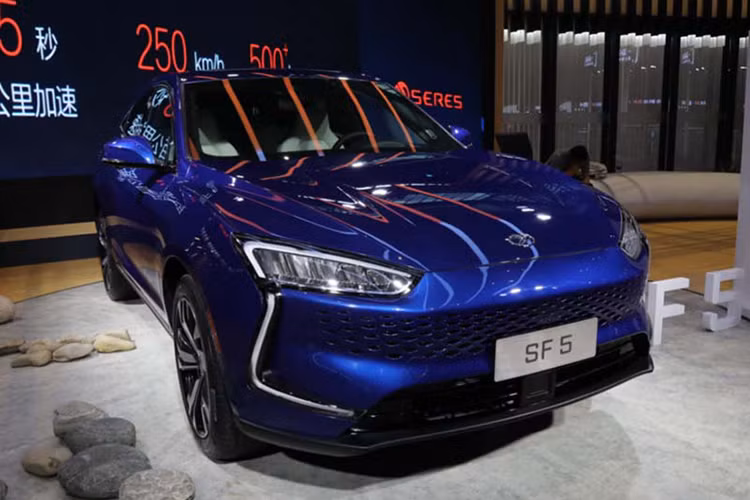 Các tính năng an toàn chủ động tiêu chuẩn bao gồm: kiểm soát hành trình thích ứng, cảnh báo va chạm phía trước, phanh khẩn cấp tự động, căn giữa làn đường,… Mức giá xe Dongfeng Seres SF5 cho thị trường Đông Nam Á, cụ thể là Indonesia vẫn chưa được hé lộ.