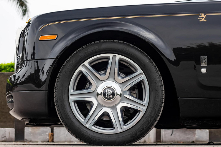 Tất nhiên điểm nhấn ngoại thất của xe Rolls-Royce Phantom Year of the Dragon triệu đô này phải kể đến biểu tượng quyền uy rồng xuất hiện bên hông xe còn kết hợp đường coachline màu vàng rất đẹp mắt.