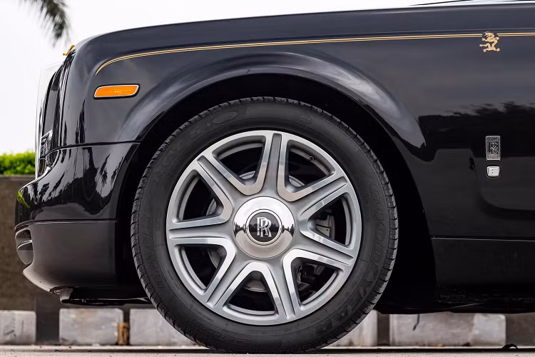 Tất nhiên điểm nhấn ngoại thất của xe Rolls-Royce Phantom Year of the Dragon triệu đô này phải kể đến biểu tượng quyền uy rồng xuất hiện bên hông xe còn kết hợp đường coachline màu vàng rất đẹp mắt.