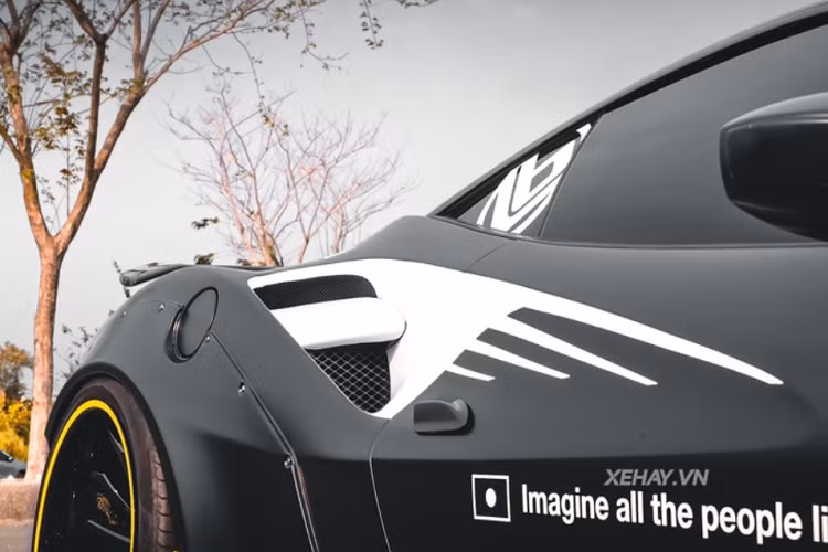 "Trái tim" của chiếc Ferrari 488 GTB độ Liberty Walk trong bài viết là khối động cơ V8 3.9L tăng áp kép quen thuộc, sản sinh ra công suất 661 mã lực và 670 Nm mô-men xoắn.