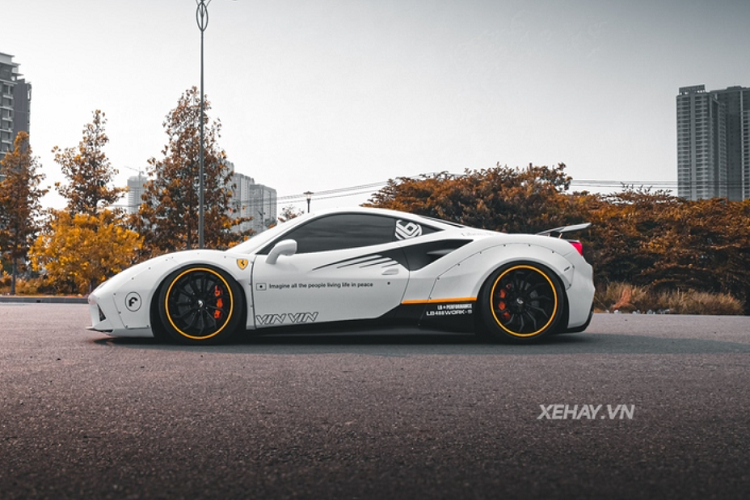 Đi kèm với đó còn là trang bị hộp số 7 cấp ly hợp kép Getrag. Nhờ đó, "Siêu ngựa" nước Ý có thể dễ dàng tăng tốc từ 0 - 100 km/h chỉ trong 3 giây trước khi chạm ngưỡng tối đa 330 km/h.