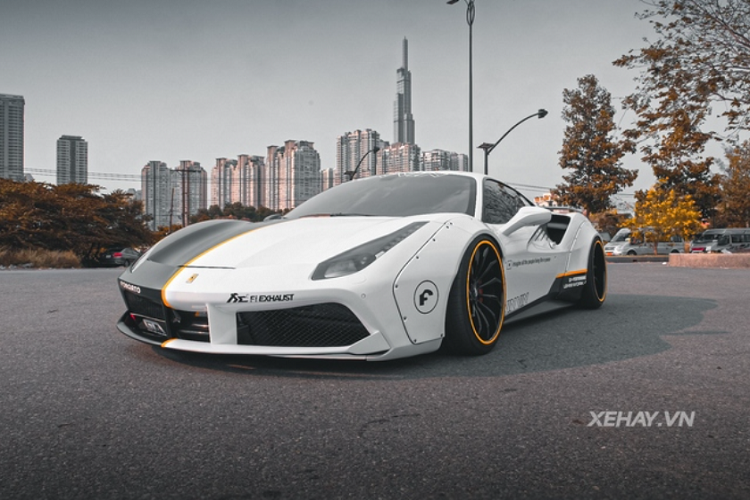 Tất nhiên, bộ cánh mới cũng góp phần giúp Ferrari 488 GTB trở nên ấn tượng hơn, bộ cánh này có tông đen - trắng đối xứng ngược màu với nhau, tạo nên một phong cách mới lạ.