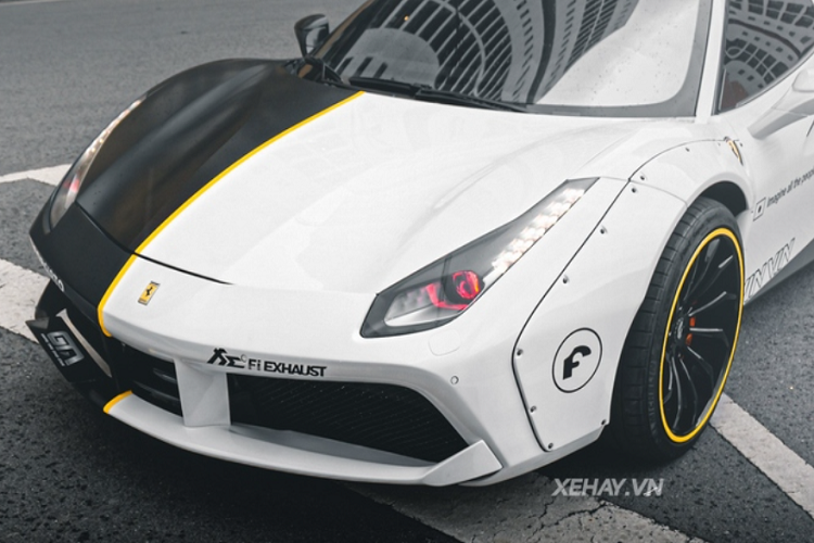 Đi kèm là những đường chỉ màu vàng quanh xe tạo thêm điểm nhấn. Ngoài ra, bên hông xe còn có thêm tên của chủ xe.