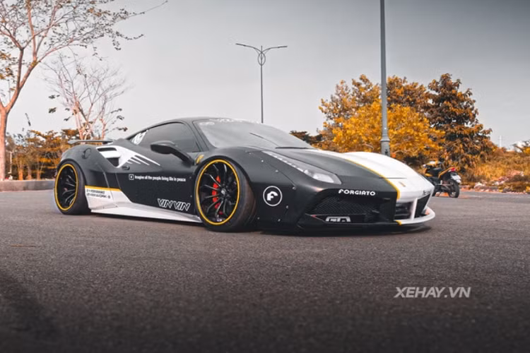 Điểm nổi bật trên siêu phẩm Ferrari 488 GTB hàng hiếm này chính là gói độ thân rộng đến từ thương hiệu Liberty Walk đình đám của Nhật Bản, với phần vòm bánh xe loe rộng kiểu đinh tán đặc trưng và nhiều ttinh chỉnh ở đầu / đuôi xe.