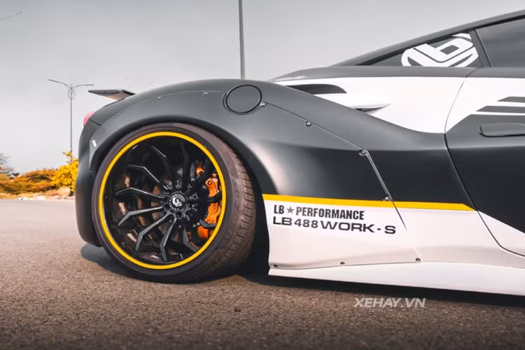 Chưa dừng lại ở đó, xe còn được trang bị thêm phần cánh gió của gói nâng cấp Novitec Torado, hệ thống treo khí nén của AirRex với khả năng nâng/hạ gầm, bộ vành Forgiato kèm theo hệ thống phanh bằng carbon ceramic, kẹp phanh Brembo Ferrari sơn màu cam đồng cũng đặc biệt không kém.
