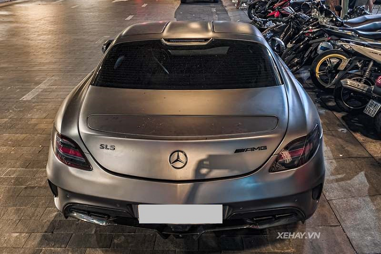 Xe có khả năng tăng tốc từ 0-100 km/h trong 3,7 giây. Mức giá xe Mercedes-AMG SLS khi mới về Việt Nam lên đến hơn 12 tỷ đồng.