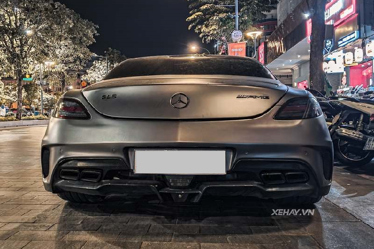 Đặc biệt, đây là chiếc Mercedes-AMG SLS đầu tiên được chủ nhân độ thêm bộ bodykit của phiên bản hiệu suất cao Black-Series ở nước ta. Màu sắc mới cùng bodykit hầm hố đã giúp mẫu xe cánh chim trở nên thú vị hơn rất nhiều.