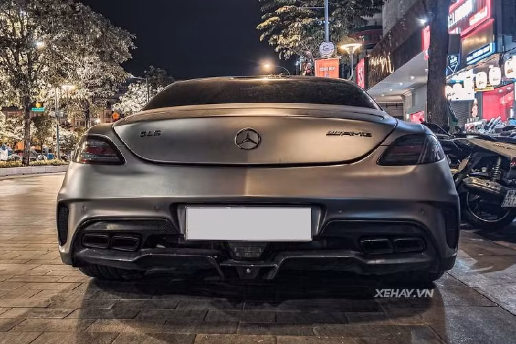 Đặc biệt, đây là chiếc Mercedes-AMG SLS đầu tiên được chủ nhân độ thêm bộ bodykit của phiên bản hiệu suất cao Black-Series ở nước ta. Màu sắc mới cùng bodykit hầm hố đã giúp mẫu xe cánh chim trở nên thú vị hơn rất nhiều.