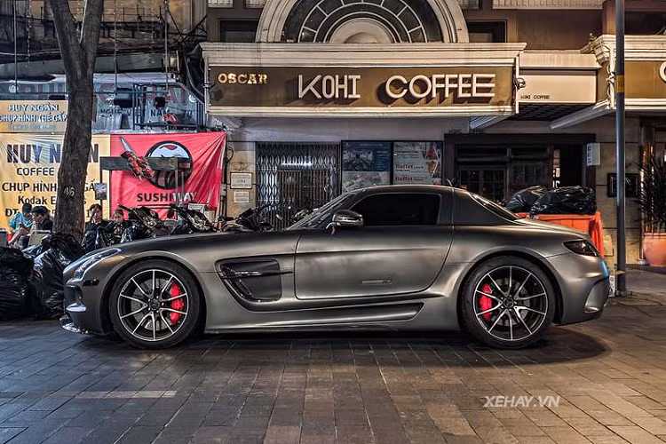 Chiếc Mercedes-AMG SLS độ bodykit Black-Series được trang bị bộ mâm 5 chấu kép dạng mảnh, đi kèm cùm phanh màu bạc nguyên bản nhưng giờ đây đã được sơn lại với màu đỏ để tạo điểm nhấn cho xe.
